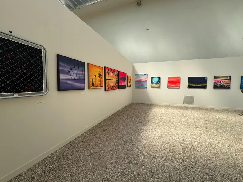 サンセットシリーズが並ぶ展示室の角