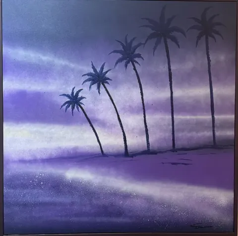 紫と藍の霧がたなびく夜の浜辺のヤシ