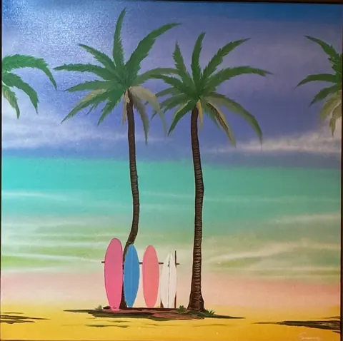 ターコイズの海とヤシの下に立て掛けたサーフボード